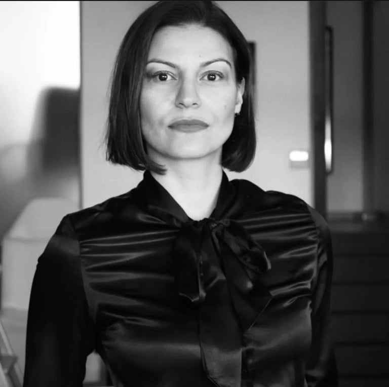 Retrato a preto e branco de Janaina Silva, terapeuta corporal